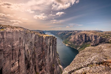 Kjerag, Noruega - 5 de julio de 2023: El paisaje épico de la montaña en la famosa caminata del Kjerag en el sur de Noruega