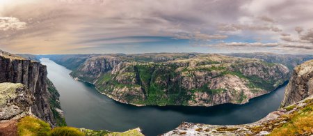Foto de Kjerag, Noruega - 5 de julio de 2023: El paisaje épico de la montaña en la famosa caminata del Kjerag en el sur de Noruega - Imagen libre de derechos