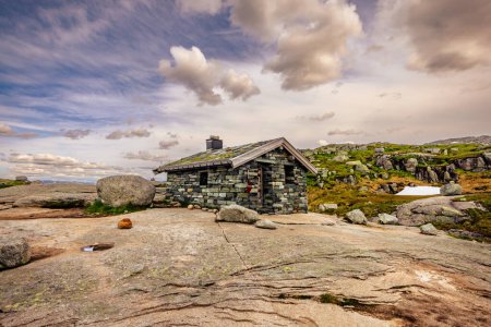 Foto de Kjerag, Noruega - 5 de julio de 2023: El paisaje épico de la montaña en la famosa caminata del Kjerag en el sur de Noruega - Imagen libre de derechos