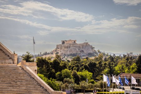 Athen, Griechenland, 2. Mai 2024: Köstliches griechisches Essen im Zentrum von Athen, Griechenland 2024: Die mächtige UNESCO-Akropolis von Athen, im Zentrum von Athen, Griechenland
