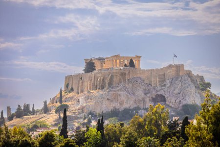 Athènes, Grèce, 2 mai 2024 : Délicieux mets grecs dans le centre d'Athènes, Grèce 2024 : La puissante Acropole UNESCO d'Athènes, dans le centre d'Athènes, Grèce