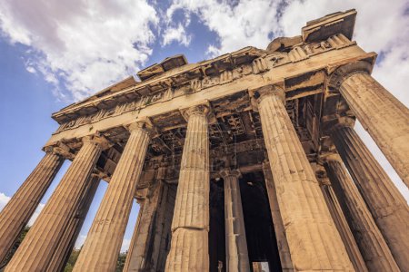 Athen, Griechenland, 3. Mai 2024: Tempel des Hephaistos, Gott des Feuers und des Handwerks, in den antiken griechischen Agora-Ruinen im Zentrum von Athen, Griechenland