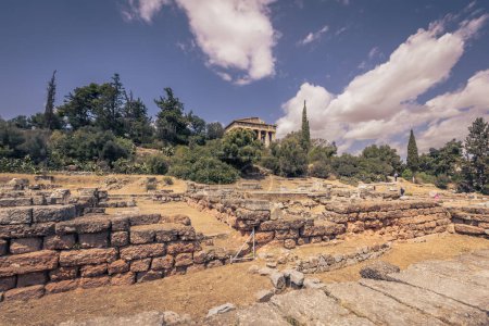 Atenas, Grecia, 3 de mayo de 2024: Templo de Hefesto, Dios del Fuego y la Artesanía, en las antiguas ruinas griegas del Ágora en el centro de Atenas, Grecia
