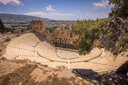 Athènes, Grèce, 3 mai 2024 : La puissante Acropole UNESCO d'Athènes, dans le centre d'Athènes, Grèce