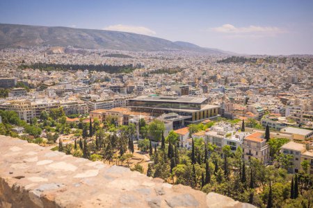 Athènes, Grèce, 3 mai 2024 : La puissante Acropole UNESCO d'Athènes, dans le centre d'Athènes, Grèce