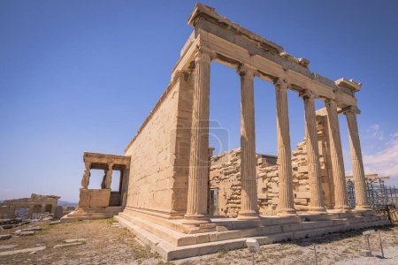 Atenas, Grecia, 3 de mayo de 2024: La poderosa Acrópolis de la UNESCO de Atenas, en el centro de Atenas, Grecia