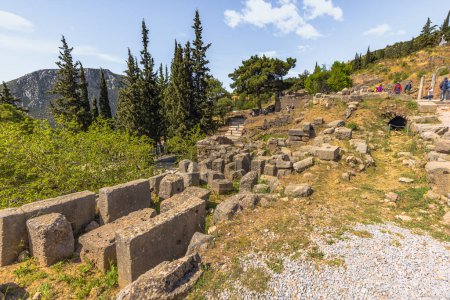Delphi, Griechenland, 4. Mai 2024: Die legendären archäologischen Ruinen des Orakels von Delphi, Griechenland