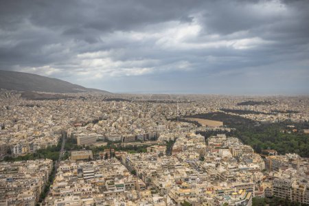 Atenas, Grecia, 5 de mayo de 2024: Vista panorámica de la ciudad de Atenas desde la colina de Lycabettuds, Grecia