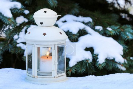 Téléchargez les photos : Belle lanterne de fer sur la neige. Décor d'hiver - en image libre de droit