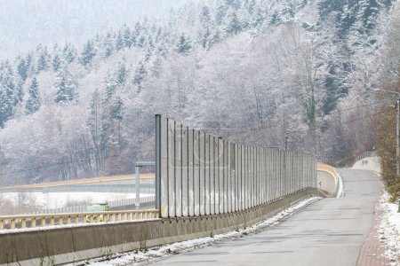 Foto de Sound barriers along a noisy highway. - Imagen libre de derechos