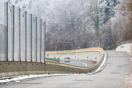 Foto de Sound barriers along a noisy highway. - Imagen libre de derechos