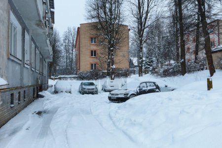 Téléchargez les photos : Une voiture totalement recouverte de neige lors du blizzard à Rabka Zdroj, Pologne. - en image libre de droit
