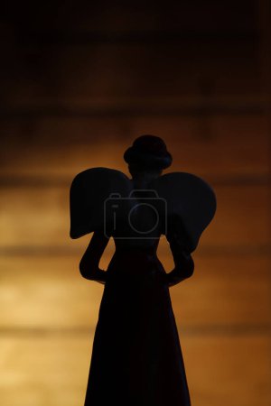 Téléchargez les photos : La forme de l'ange sur le fond lumineux dramatique. Ressources graphiques - en image libre de droit