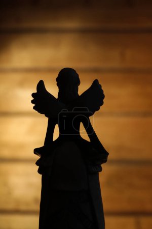 Téléchargez les photos : La forme de l'ange sur le fond lumineux dramatique. Ressources graphiques - en image libre de droit