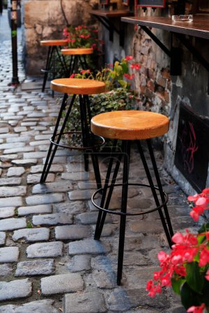 Ein Stuhl in einem Straßencafé in Krakau, Polen.