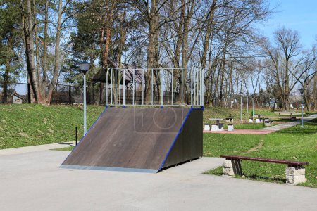 Öffentlicher Skatepark für Kinder und Erwachsene.