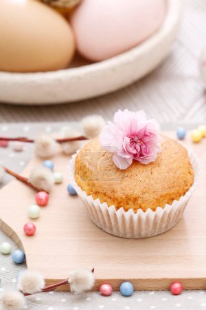Téléchargez les photos : Beau gâteau de Pâques décoré de fleurs fraîches. Fête festive - en image libre de droit