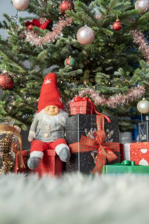 Foto de Maravillosos regalos bajo un árbol de navidad bellamente decorado - Imagen libre de derechos
