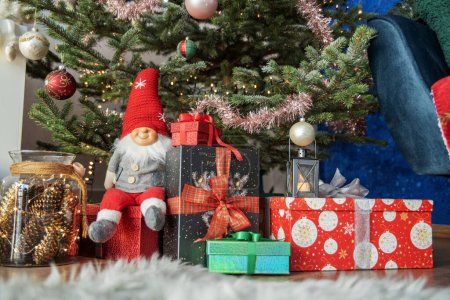 Foto de Maravillosos regalos bajo un árbol de navidad bellamente decorado - Imagen libre de derechos