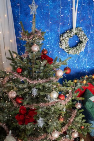 Foto de Decoraciones de Navidad en la sala de estar - Imagen libre de derechos