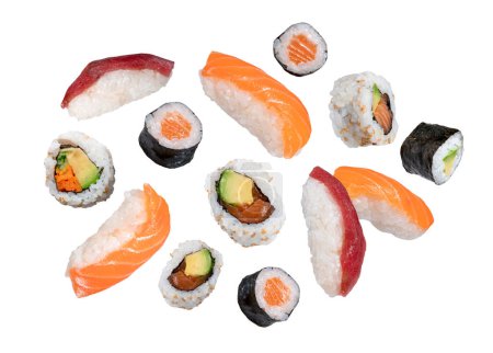 maki sushi spada izolowane na białym tle
