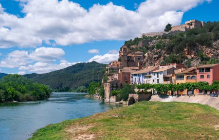 Paisaje miravet con el río Ebro que lo atraviesa