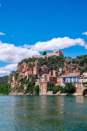 Die wunderschöne Stadt Miravet mit dem Fluss Ebro, der sie durchfließt