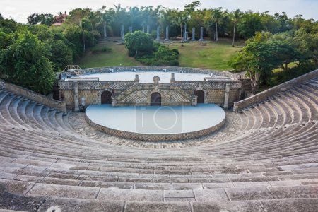 Foto de Anfiteatro en pueblo antiguo Altos de Chavon Ciudad colonial reconstruida en Casa de Campo, La Romana, República Dominicana. balneario tropical - Imagen libre de derechos