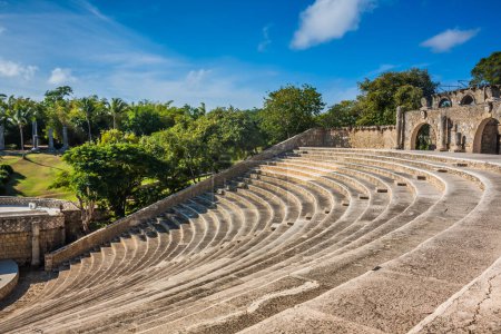 Foto de Anfiteatro en pueblo antiguo Altos de Chavon Ciudad colonial reconstruida en Casa de Campo, La Romana, República Dominicana. balneario tropical - Imagen libre de derechos