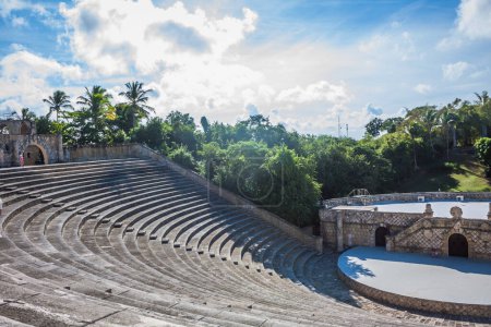 Foto de Dominican Republic. 20 NOVEMBER 2021 Amphitheater in ancient village Altos de Chavon - Colonial town reconstructed in Casa de Campo, La Romana, Dominican Republic. tropical seaside resort - Imagen libre de derechos
