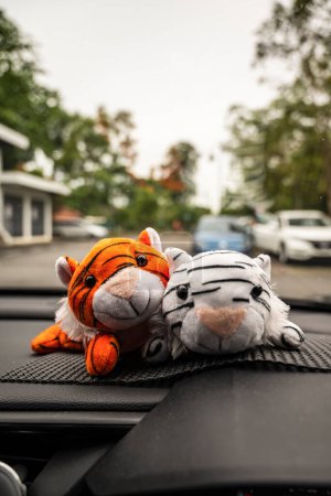 Foto de Lindo naranja y blanco tigre cachorros peluche juguete en coche salpicadero - Imagen libre de derechos