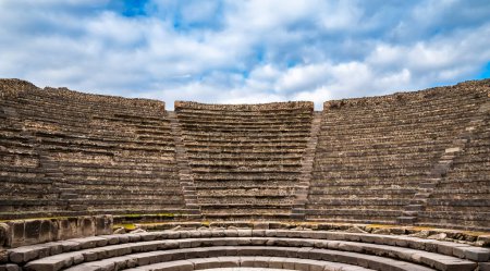 Téléchargez les photos : Sièges escarpés du Théâtre Odéen (Teatro Piccolo) de Pompéi, a été construit dans une colline naturelle - en image libre de droit