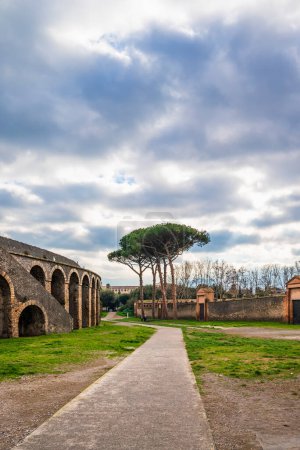 Téléchargez les photos : Piazzale Anfiteatro, devant l'entrée principale de l'Amphithéâtre de Pompéi - en image libre de droit