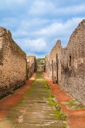 Téléchargez les photos : Ruelles étroites aux ruines de Pompéi détériorées par les visiteurs - en image libre de droit