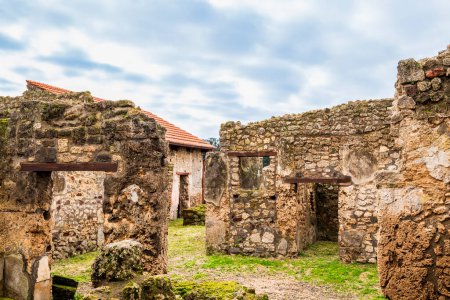Téléchargez les photos : Restes de maisons privées excavées mais laissées en décomposition à Pompéi - en image libre de droit