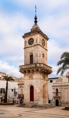 Foto de La torre del reloj cívico, comúnmente conocida como la Torre del Reloj, se encuentra en Piazza Plebiscito, Ceglie Messapica, Italia. Fue construido en 1890. - Imagen libre de derechos