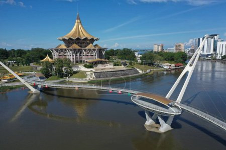 Sarawak Neues Parlamentsgebäude mit bronzener Drachenstatue in Kuching, Malaysia Foto aufgenommen von einer Drohne Sommer 2022.