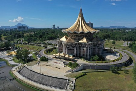 Téléchargez les photos : Sarawak Nouveau Parlement avec statue de dragon de bronze à Kuching, Malaisie Photo prise par un drone été 2022. - en image libre de droit