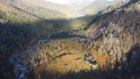 Téléchargez les photos : Belle maison dans les montagnes. Huta dans les montagnes de Norvège. Automne - en image libre de droit