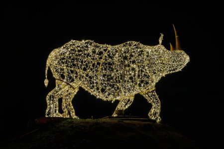 Téléchargez les photos : Un rhinocéros comme décoration illuminée faite de lumières de fées lors de l'installation lumineuse Lumagica dans le parc Elbauenburg à Magdebourg comme ambiance pour la saison de Noël - en image libre de droit