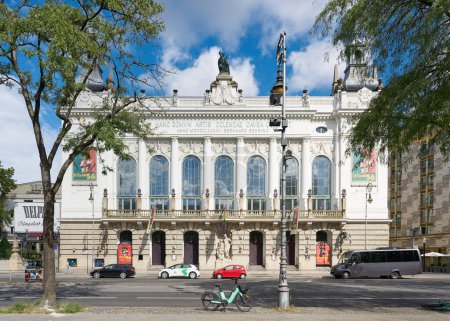 Foto de Berlín, Alemania 10 de septiembre de 2022: El famoso Theater des Westens de 1896, sede de musicales en el distrito de Charlottenburg de Berlín - Imagen libre de derechos