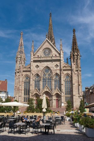Téléchargez les photos : Mulhouse, France 01 septembre 2022 : L'église Temple Saint-Etienne à la Place de la Réunion dans la vieille ville de Mulhouse en France - en image libre de droit