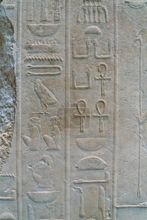 Foto de Texto antiguo en forma de jeroglíficos egipcios en una pared de piedra caliza - Imagen libre de derechos