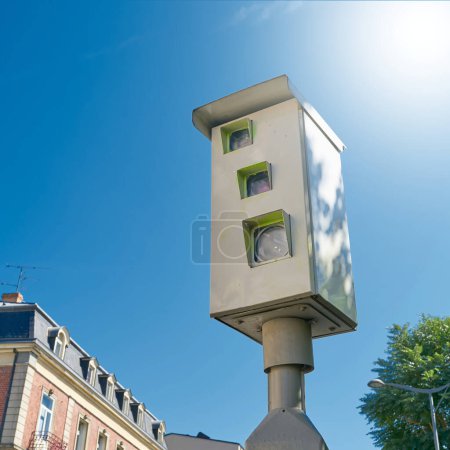 Téléchargez les photos : Contrôle de vitesse par une caméra radar de contrôle de vitesse dans le centre-ville de Colmar en France - en image libre de droit