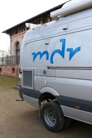 Téléchargez les photos : Magdeburg, Allemagne 18 mars 2023 : Logo de la Mitteldeutscher Rundfunk, Central German Broadcasting, mdr, sur un van de diffusion externe lors d'un événement - en image libre de droit