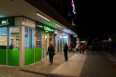 Téléchargez les photos : Swinoujscie, Pologne - 07 octobre 2022 : Touristes sur la promenade de Swinoujscie dans un petit supermarché en fin de soirée - en image libre de droit