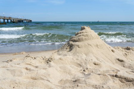 Téléchargez les photos : Restes d'un château de sable sur la plage de Kuehlungsborn sur la mer Baltique allemande - en image libre de droit