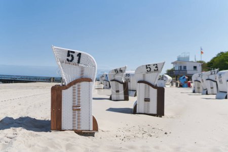 Téléchargez les photos : Chaises de plage sur la plage de Kuehlungsborn sur la côte balte allemande - en image libre de droit