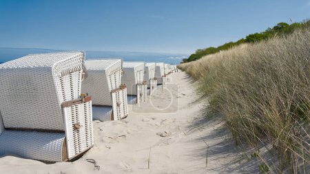Téléchargez les photos : Chaises de plage sur une dune sur la plage de Kuehlungsborn sur la côte allemande de la mer Baltique - en image libre de droit