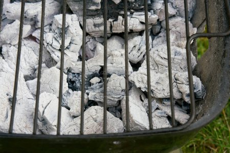 Foto de Carbón de leña ya blanco brilló a través de una parrilla para el placer óptimo de la parrilla - Imagen libre de derechos